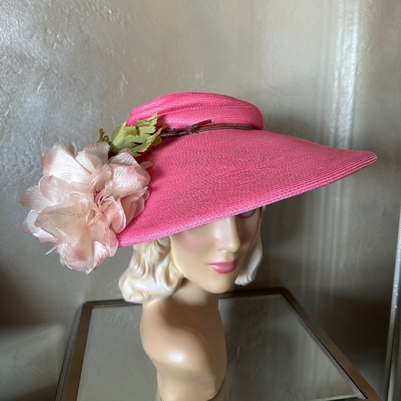 VIBRANT 1960s\' DESIGNER PINK STRAW WIDE BRIM HAT WITH WHITE FABRIC FLOWER main image 6